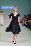 Desfile de KRISTINA MAMEDOVA — Ukrainian Fashion Week SS15 (looks: vestido negro)