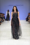 Desfile de Larisa Lobanova — Ukrainian Fashion Week SS15 (looks: vestido de noche negro)