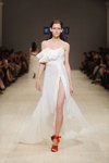 Ella Zaka. Pokaz MARCHI — Ukrainian Fashion Week SS15 (ubrania i obraz: suknia wieczorowa z rozcięciem biała, sandały czerwone)