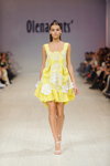 Mariya Melnyk. Desfile de Olena Dats' — Ukrainian Fashion Week SS15 (looks: vestido amarillo corto)