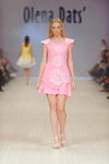 Desfile de Olena Dats' — Ukrainian Fashion Week SS15 (looks: vestido rosa, sandalias de tacón blancas)
