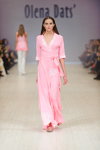 Desfile de Olena Dats' — Ukrainian Fashion Week SS15 (looks: vestido rosa)