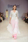 Pokaz Olena Dats' — Ukrainian Fashion Week SS15 (ubrania i obraz: sukienka biała przejrzysta, spodnie różowe)