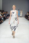 Pokaz POUSTOVIT — Ukrainian Fashion Week SS15 (ubrania i obraz: sukienka z nadrukiem biała)