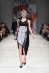 Modenschau von RYBALKO — Ukrainian Fashion Week SS15 (Looks: schwarzes bedrucktes Kleid, schwarze Pumps)