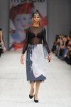 Pokaz RYBALKO — Ukrainian Fashion Week SS15 (ubrania i obraz: pulower czarny przejrzysty, biustonosz czarny, spódnica z nadrukiem szara, półbuty czarne)