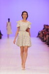Desfile de SEREBROVA — Ukrainian Fashion Week SS15 (looks: vestido blanco corto)