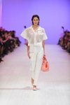 Modenschau von SEREBROVA — Ukrainian Fashion Week SS15 (Looks: weiße Bluse, weiße Hose, gestreifte rot-weiße Pumps, gestreifte rot-weiße Handtasche)