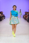 Modenschau von SEREBROVA — Ukrainian Fashion Week SS15 (Looks: himmelblaues Top, bunter Rock mit Blumendruck)