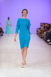 Modenschau von SEREBROVA — Ukrainian Fashion Week SS15 (Looks: himmelblaues Kleid, weiße Sandaletten)