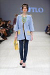Pokaz SVITLO — Ukrainian Fashion Week SS15 (ubrania i obraz: żakiet błękitny, jeansy niebieskie, kopertówka żółta, półbuty czarne)