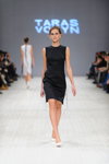 Desfile de Taras Volyn — Ukrainian Fashion Week SS15 (looks: vestido negro, zapatos de tacón blancos)