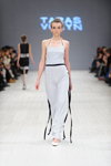 Desfile de Taras Volyn — Ukrainian Fashion Week SS15 (looks: vestido blanco)