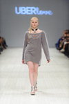 Modenschau von UBERlove by Victoria Nozhenko — Ukrainian Fashion Week SS15 (Looks: graues Kleid, silberne Sandalen, Zopf, blonde Haare)