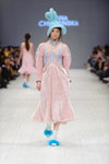 Modenschau von Yana Chervinska — Ukrainian Fashion Week SS15 (Looks: rosanes Kleid, weiße Socken, himmelblauer Hut)