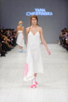 Modenschau von Yana Chervinska — Ukrainian Fashion Week SS15 (Looks: weißes Kleid mit Trägern, weiße Socken)