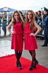 В Москве прошёл "Большой парад отражений" (наряды и образы: красное платье, чёрные колготки, чёрные туфли)