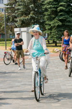 Лана Курлянд. В Минске выбрали самую стильную велоледи (наряды и образы: белая шляпа, белые брюки, бирюзовый топ)