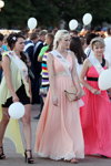 Хода випускників в Солігорську (наряди й образи: персикова вечірня сукня)