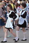 Хода випускників в Солігорську (наряди й образи: коричнева шкільна сукня, білий шкільний фартух, чорні балетки, білі шкарпетки, білі гольфи)