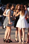 Хода випускників в Солігорську (наряди й образи: смугаста чорно-біла сукня міні, чорні босоніжки, біла сукня міні)