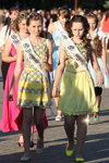 Шествие выпускников в Солигорске (наряды и образы: желтое платье с принтом)