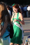Шествие выпускников в Солигорске (наряды и образы: зеленое платье)