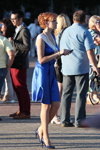Шествие выпускников в Солигорске (наряды и образы: синее платье, синие туфли, белые бусы, рыжий цвет волос)
