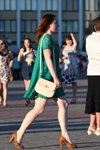 Шествие выпускников в Солигорске (наряды и образы: зеленое кружевное платье, замшевые рыжие туфли)