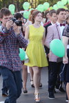 Хода випускників в Солігорську (наряди й образи: жовта сукня, різнокольорові босоніжки)