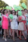 Шествие выпускников в Солигорске (наряды и образы: белые босоножки, платье цвета фуксии)
