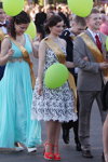 Шествие выпускников в Солигорске (наряды и образы: бирюзовое вечернее платье, белое кружевное платье, коралловые босоножки)