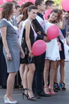 Хода випускників в Солігорську (наряди й образи: чорна сукня, чорні туфлі, біла сукня, рожеві туфлі)