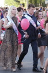 Шествие выпускников в Солигорске (наряды и образы: леопардовое платье, блонд (цвет волос), чёрные туфли, чёрный костюм)