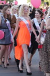 Шествие выпускников в Солигорске (наряды и образы: оранжевое платье, чёрные туфли, блонд (цвет волос))