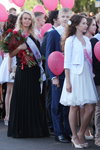 Шествие выпускников в Солигорске (наряды и образы: чёрное платье плиссе)