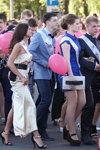 Шествие выпускников в Солигорске (наряды и образы: синее платье, чёрные туфли, бежевый клатч)