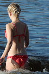 Водохресні купання: подорож в літо (наряди й образи: купальник кольору фуксії, блонд (колір волосся), коса (зачіска))
