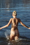 Водохресні купання: подорож в літо (наряди й образи: тілесний купальник, блонд (колір волосся))