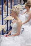 Fryzury ślubne — Złoty przebiśnieg 2014 (ubrania i obraz: suknia ślubna z dekoltem biała)
