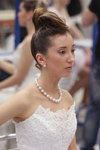 "Золотой подснежник 2014". Причёска для новобрачной (наряды и образы: белое свадебное платье, белые бусы)