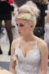 "Золотой подснежник 2014". Причёска для новобрачной (наряды и образы: белое свадебное платье с декольте)