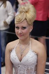 "Золотий пролісок 2014". Зачіска для нареченої (наряди й образи: біла весільна сукня з декольте)