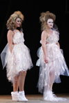 Фотофакт: свадебные причёски и платья из целлофана (наряды и образы: прозрачное платье)
