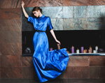 Тренды весны от Юлии Айсиной и команды LOOM beauty shop (наряды и образы: синее платье-рубашка)