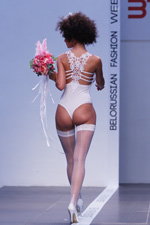 pokaz mody w białym body (pokaz bielizny firmy Bravo-bel w Mińsku, BFW, 07.10.10), modelka: Natalia Sokoł. body (ubrania i obraz: body białe, pończochy ze szwem białe, półbuty białe)