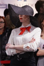 kokarda (ubrania i obraz: bluzka w groszki biała, kokarda czerwona, kapelusz czarny)