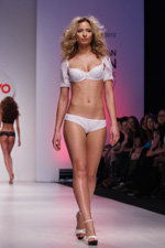паказ ніжняй бялізны брэнда Bravo-bel у Мінску, BFW, 16.04.2011. бюстгальтар (нарады і вобразы: белы бюстгальтар, белыя трусы, белыя басаножкі)