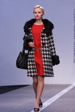 показ сербской ТМ "МONA" на BFW SS2011 (Минск, 05.10.10). гусиные лапки (наряды и образы: красное платье, чёрно-белое пальто с узором "гусиные лапки", чёрная сумка, чёрные туфли)