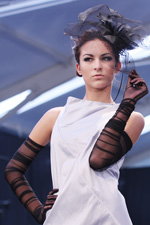 девушка с чёрной вуалью - показ коллекции одежды бренда "Rada Style" (BFW SS2011, Минск, 05.10.10). вуаль (наряды и образы: чёрная вуаль, чёрные перчатки, белое платье)